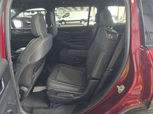 Used 2024 Jeep Grand Cherokee L Laredo image 4