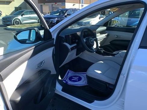 Certified 2025 Hyundai Tucson SE image 9