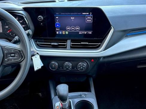 Used 2024 Chevrolet Trax LS w/ LS Convenience Package FWD image 17
