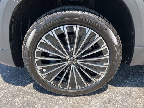 New 2026 Volkswagen Taos SE FWD image 7
