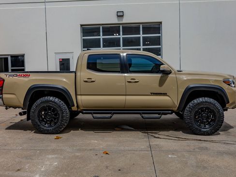 Used 2019 Toyota Tacoma TRD Off-Road image 11