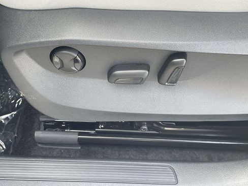 New 2026 Volkswagen Taos SE FWD image 16