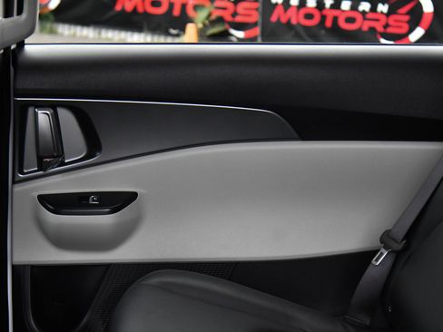 Used 2024 Kia Carnival LX image 34