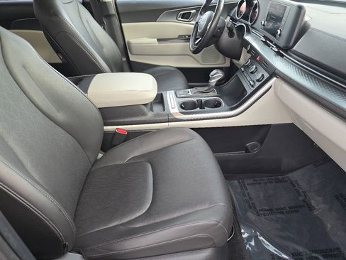 Used 2024 Kia Carnival LX image 21