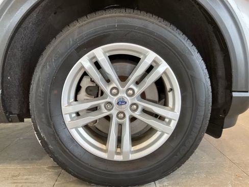 Used 2023 Ford Explorer XLT w/ Equipment Group 202A image 9