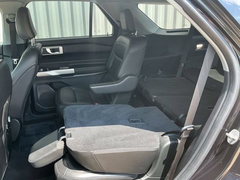 Used 2022 Ford Explorer XLT w/ Equipment Group 202A AWD/4WD image 19