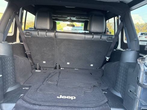 Used 2017 Jeep Wrangler Unlimited Rubicon w/ Connectivity Group AWD/4WD image 8