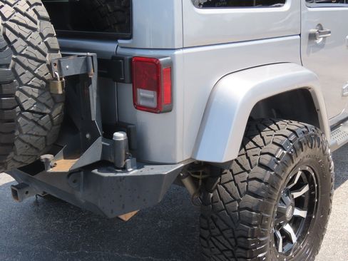 Used 2013 Jeep Wrangler Unlimited Sahara w/ Connectivity Group AWD/4WD image 12