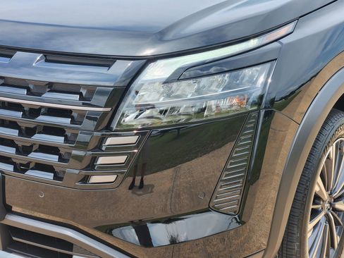 New 2026 Nissan Pathfinder Platinum FWD image 9