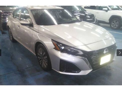 Used 2023 Nissan Altima 2.5 SV FWD image 2