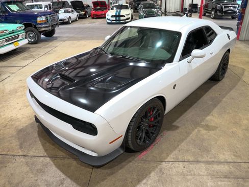 Used 2016 Dodge Challenger SRT Hellcat RWD image 15