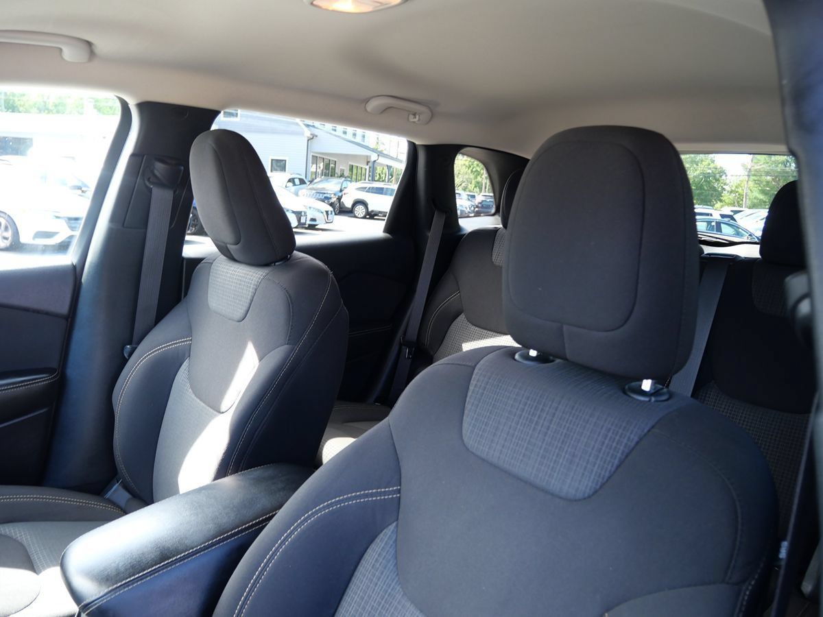 Used 2016 Jeep Cherokee Latitude FWD image 11