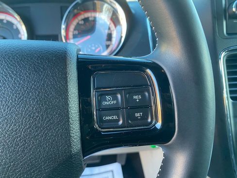 Used 2016 Dodge Grand Caravan SE image 17