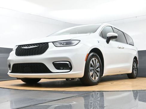 Used 2023 Chrysler Pacifica Touring-L FWD image 10