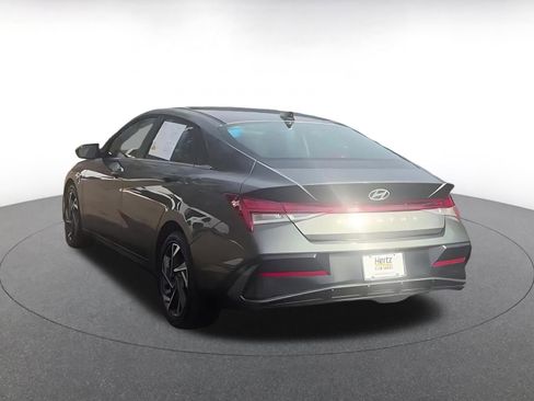 Used 2025 Hyundai Elantra SEL image 11