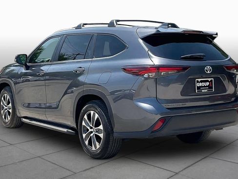 Used 2025 Toyota Highlander XLE FWD image 12