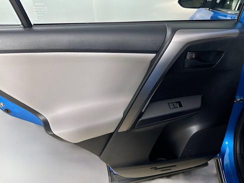 Used 2018 Toyota RAV4 LE AWD/4WD image 33