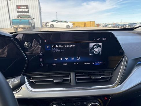 Used 2025 Chevrolet Trax LT w/ LT Convenience Package image 33