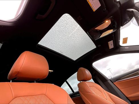 Used 2021 BMW 530e xDrive image 25