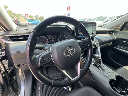 Used 2021 Toyota Venza LE image 18