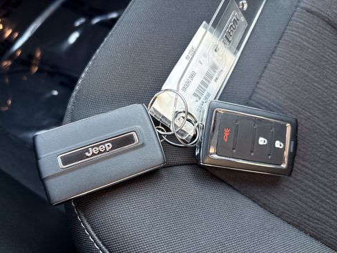 Certified 2023 Jeep Grand Cherokee Laredo AWD/4WD image 36