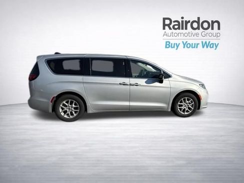 Used 2024 Chrysler Pacifica Touring-L FWD image 8
