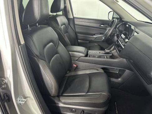 Used 2025 Nissan Pathfinder SL FWD image 8
