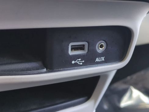 Used 2020 Chrysler Voyager Lxi FWD image 31