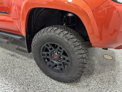 Used 2018 Toyota Tacoma TRD Sport AWD/4WD image 23