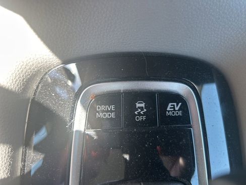 Used 2025 Toyota Corolla LE FWD image 8