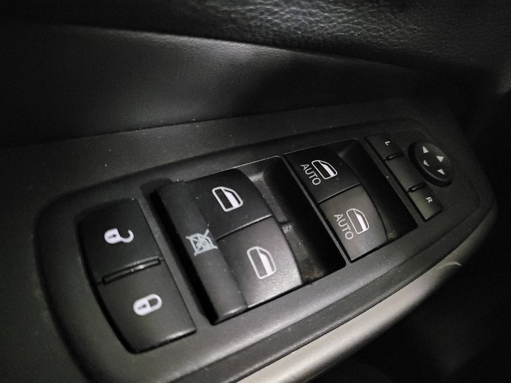 Used 2019 Jeep Cherokee Latitude Plus w/ Comfort/Convenience Group FWD image 27