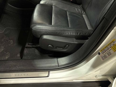 Used 2023 Volvo XC40 B5 Plus image 24