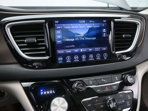 Used 2018 Chrysler Pacifica Touring-L Plus w/ Tire & Wheel Group image 34