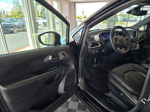 Used 2025 Chrysler Pacifica Select FWD image 30
