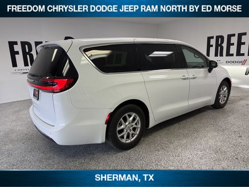 Used 2023 Chrysler Pacifica Touring-L FWD image 4