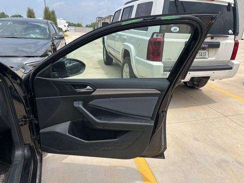 Used 2025 Volkswagen Jetta SE FWD image 13