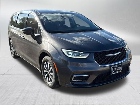 Used 2022 Chrysler Pacifica Touring-L FWD image 2