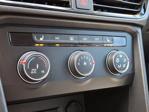 Used 2022 Volkswagen Taos SE w/ Driver Assistance Package image 16