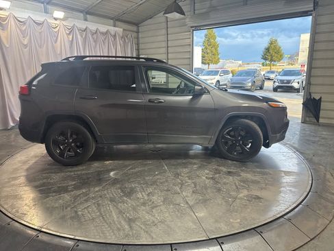 Used 2018 Jeep Cherokee Latitude w/ Altitude Package image 4