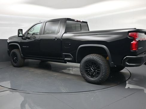 Used 2024 Chevrolet Silverado 2500 ZR2 w/ Technology Package image 4