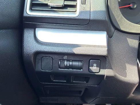 Used 2015 Subaru Crosstrek 2.0i AWD/4WD image 15