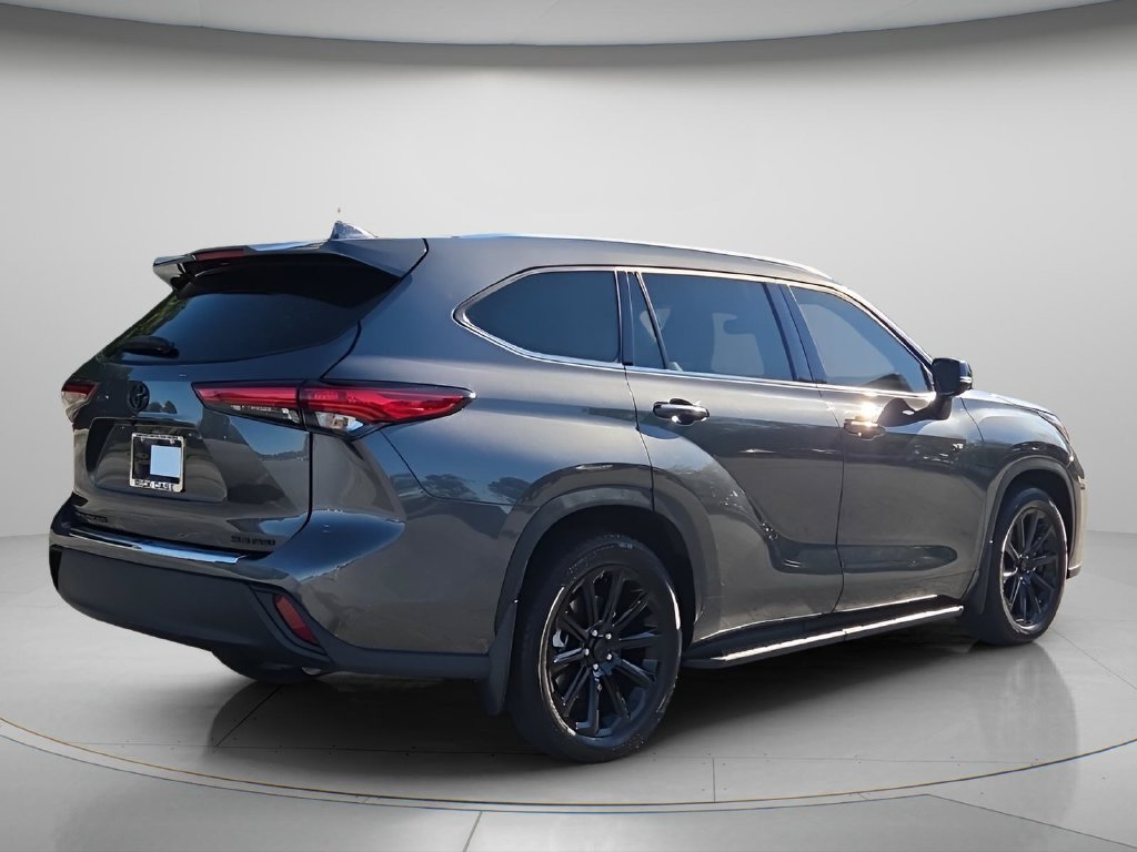 Used 2021 Toyota Highlander XLE AWD/4WD image 7