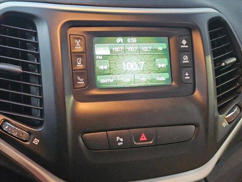 Used 2017 Jeep Cherokee Latitude w/ Safety/Convenience Group image 16