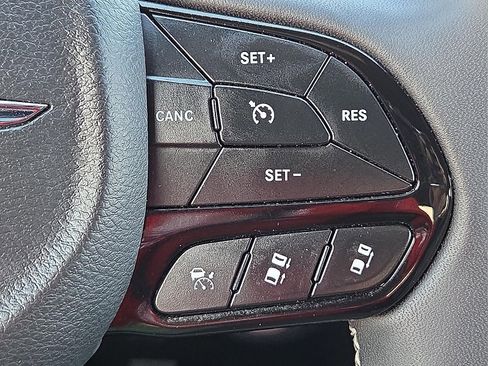 Used 2025 Chrysler Pacifica Limited image 20