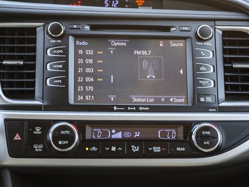 Used 2018 Toyota Highlander XLE FWD image 14