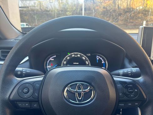 Used 2025 Toyota RAV4 LE image 27