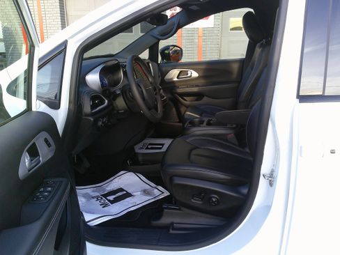 Used 2024 Chrysler Pacifica Select image 14