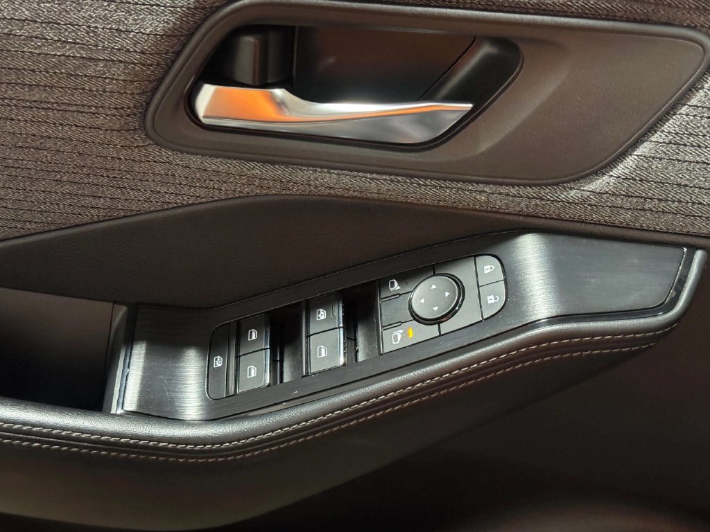 Used 2023 Nissan Rogue SV AWD/4WD image 18