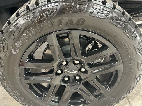 Used 2026 Chevrolet Silverado 1500 Custom Trail Boss w/ LPO, Dark Essentials Package AWD/4WD image 11