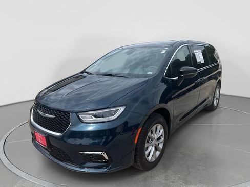 Used 2025 Chrysler Pacifica Select AWD/4WD image 4